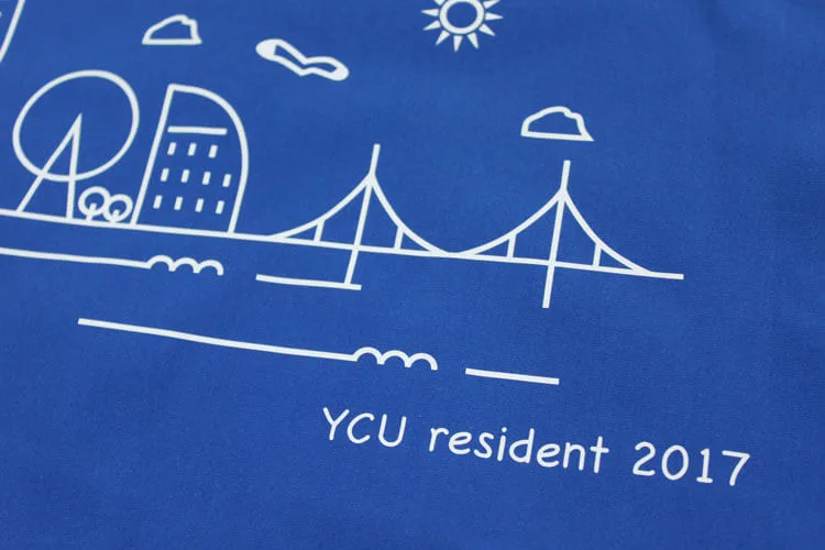 YCU resident 2017 のプリント（白衣・スクラブへの着用イメージ）