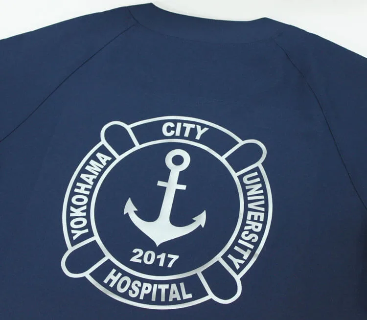 YOKOHAMA CITY UNIVERSITY HOSPITAL のプリント（白衣・スクラブへの着用イメージ）